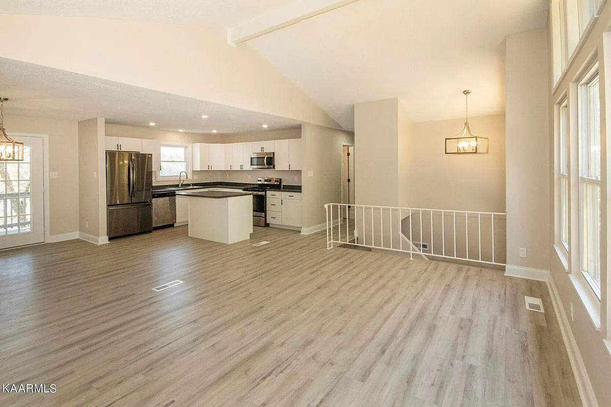3 bed, 2.5 bath, 2172 sqft, $2,600 — Photo 2