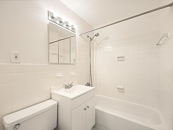 5th image of 250 Mercer St APT B907