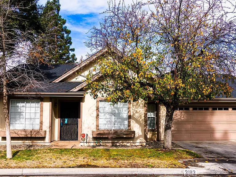 2182 E Minarets Ave — Photo 1