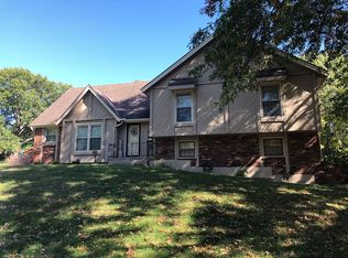 601 Woodcrest Dr, Saint Joseph, MO 64506