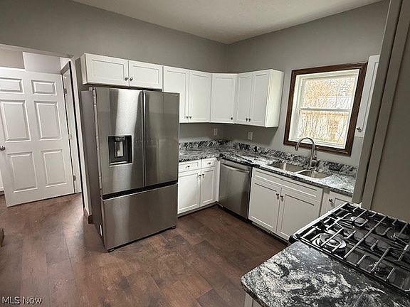 4th image of 601 E 4th St