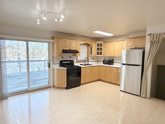 2nd image of 525 Chestnut St