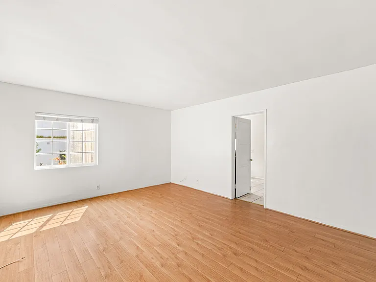 Living room unstaged