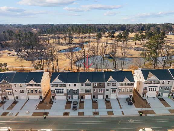 Golf course & pond views!