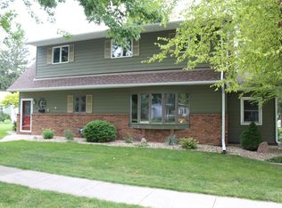 530 W 8th St, Garner, IA 50438