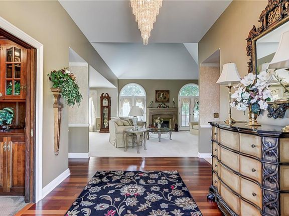 2nd image of 4 Tall Oaks Ln