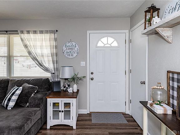 3rd image of 607 Morning Glory Ln
