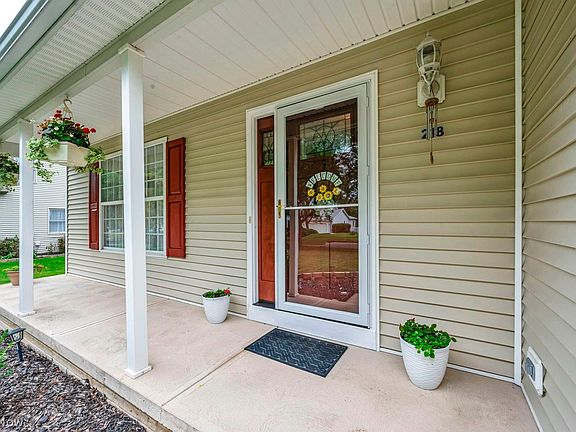 4th image of 218 Simon Ln