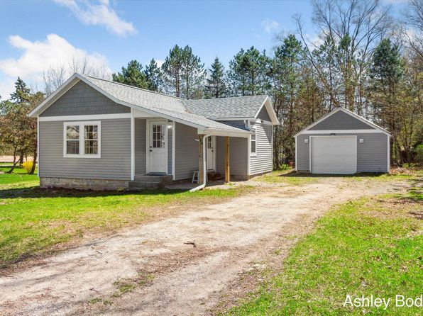 206 W 44th St, Fremont, MI 49412