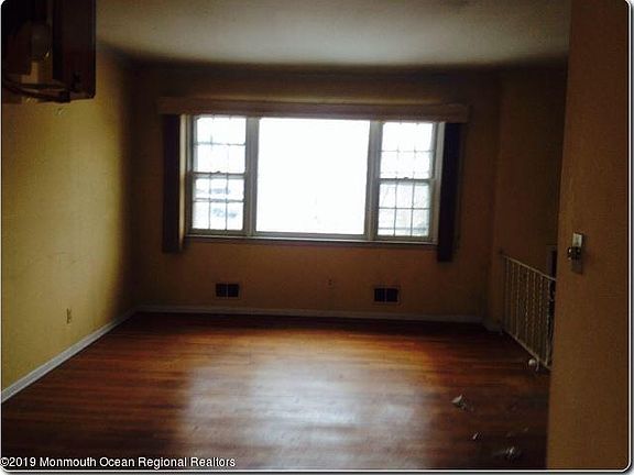3rd image of 5 Wendy Ln