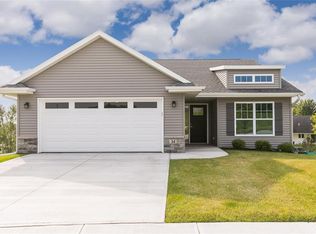 14 Pinnacle Ln, Tiffin, IA 52340