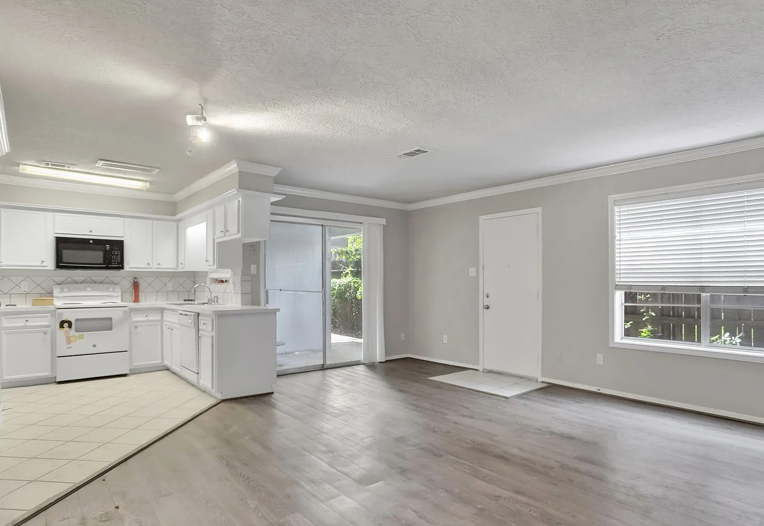 2 bed, 1.0 bath, 1200 sqft, $1,350 — Photo 2
