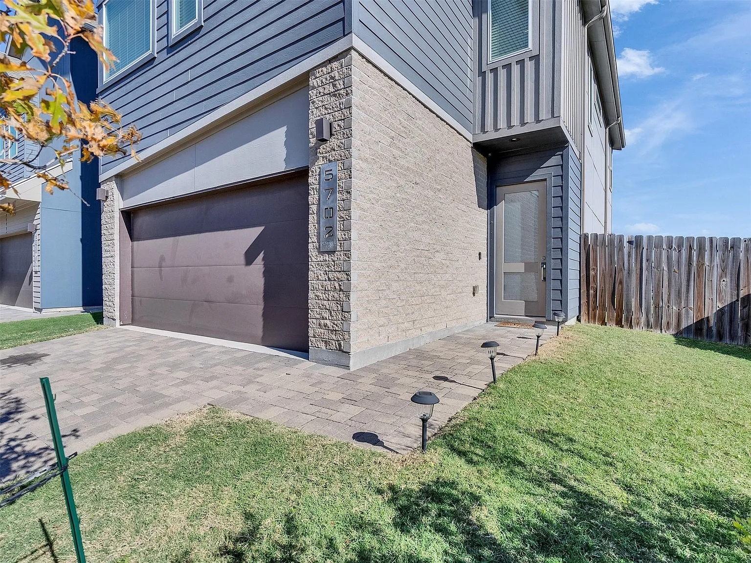 3 bed, 2.5 bath, 1900 sqft, $2,650 — Photo 3
