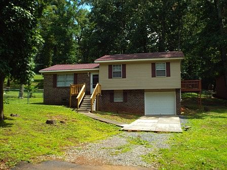 2nd image of 3990 Lynncrest Dr NE