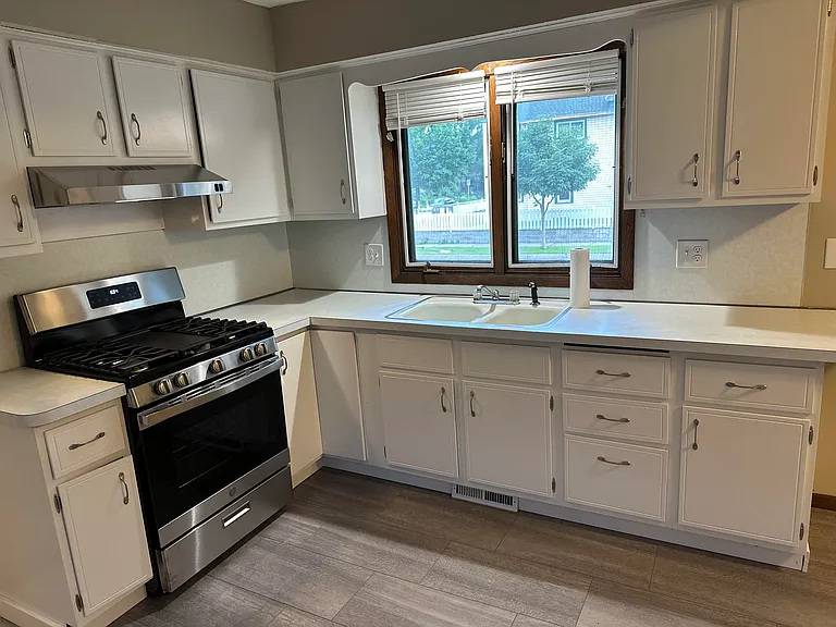 221 9th Ave NE #1 — Photo 4