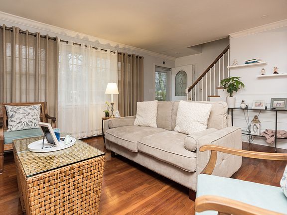 3rd image of 9 Gardenia Ave