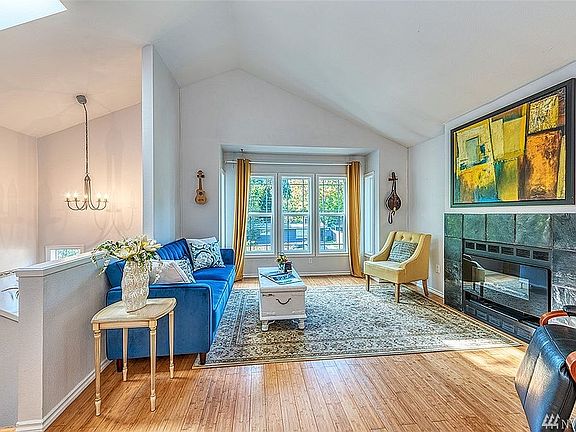 Light and bright living room with vaulted ceiling and skylight