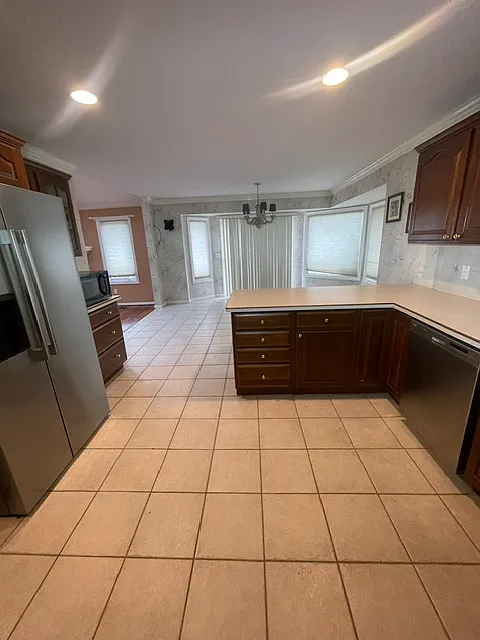 4 bed, 2200 sqft, $2,900 — Photo 4