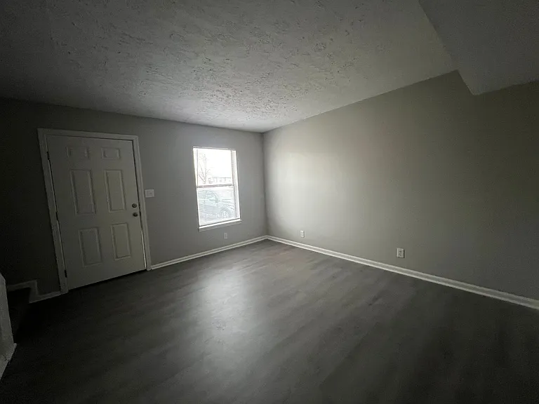 226 Greenleaf Cir — Photo 3