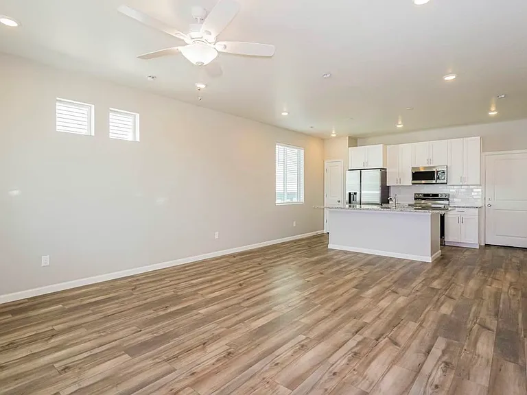 23 N Riverside Dr — Photo 1