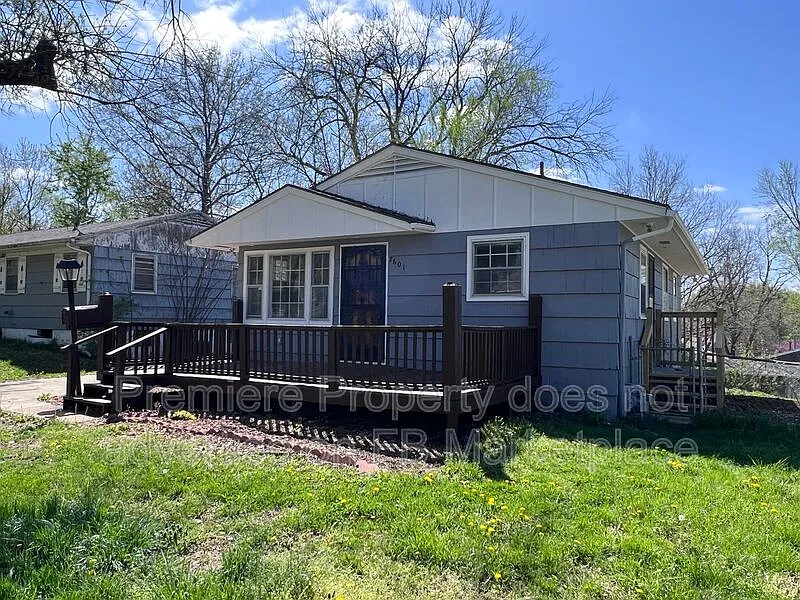3 bed, 1.0 bath, 816 sqft, $1,150 — Photo 1