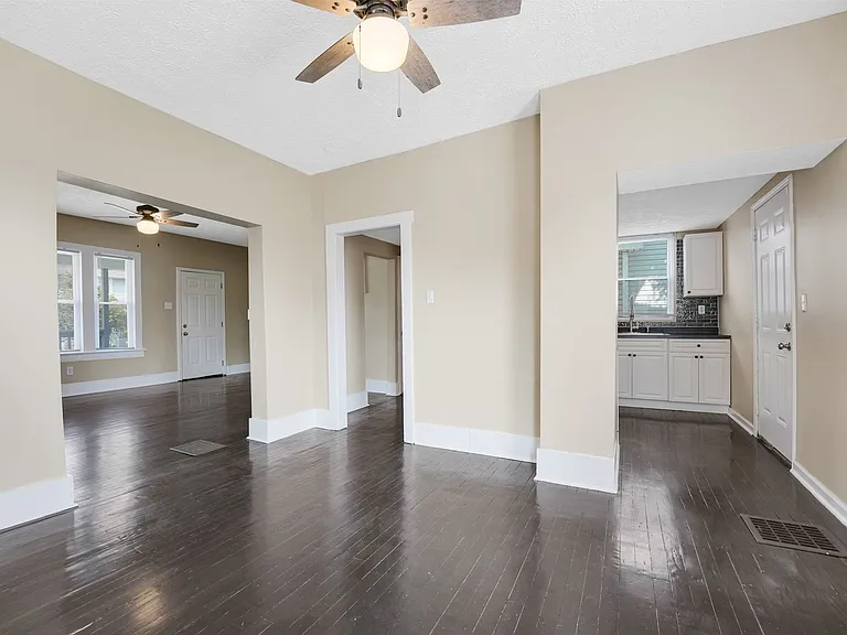 172 S Richardson Ave — Photo 8
