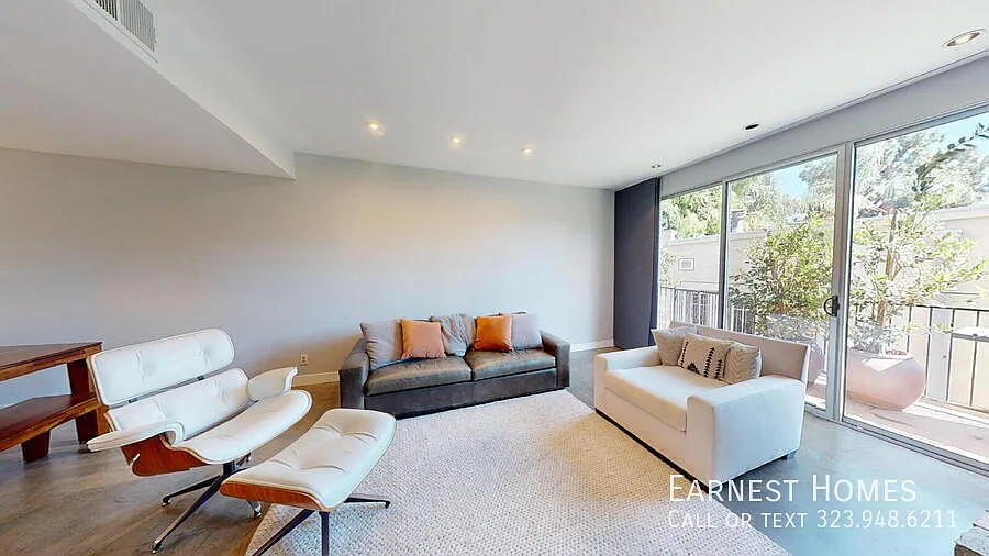 1 + 1.5 Stylish West Hollywood Condo with Private Rooftop Deck and Hollywood Hills Views! — Photo 3