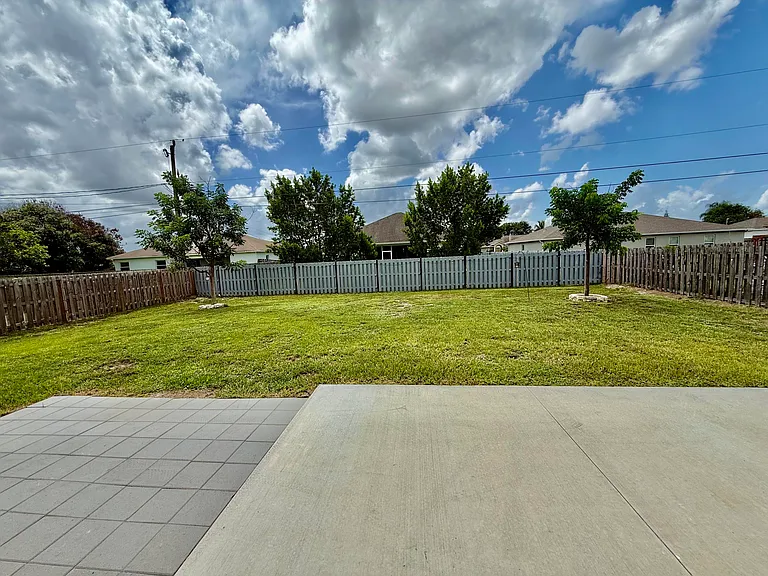 692 SW Hamberland Ave — Photo 17