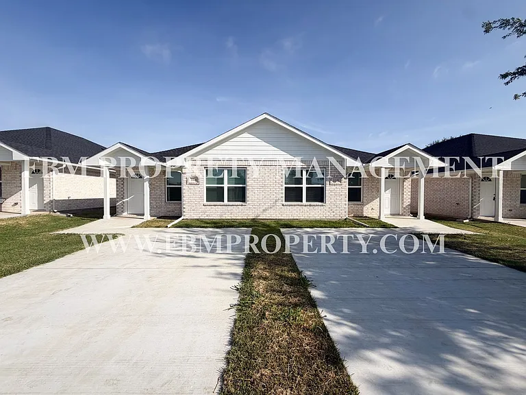 114 E Camden St - Brand New 2 Bedroom, 2 Bathroom Duplex Located in Rice, TX! — Photo 1