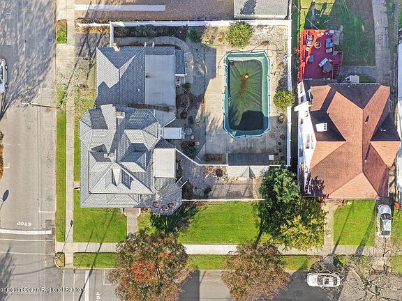 3rd image of 218 11th Ave