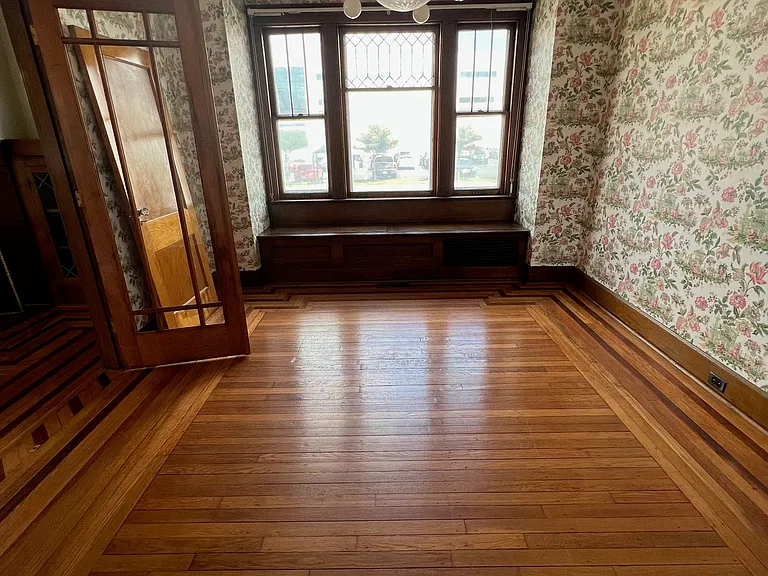 802 W Franklin St — Photo 3