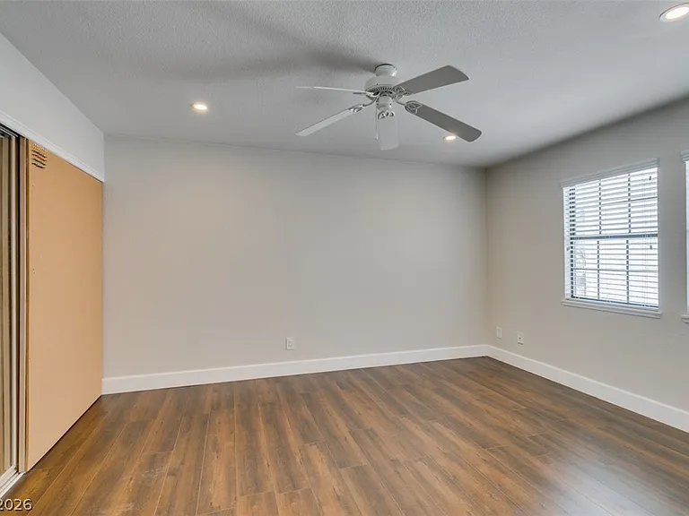 5046 Schumann Dr — Photo 25