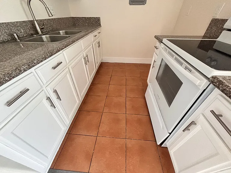 1133 Freeman Ave — Photo 4