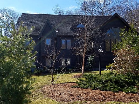 2nd image of 14 Knob Hill Cir