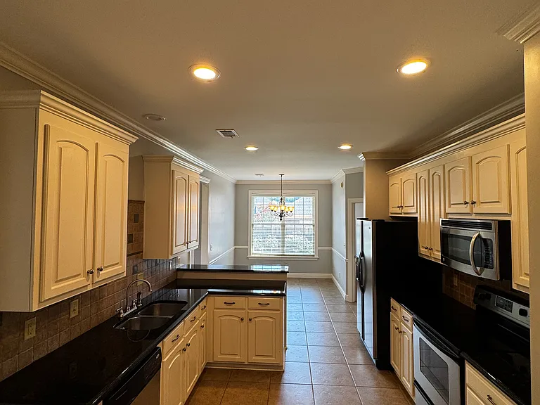 717 Greenbriar Dr — Photo 6