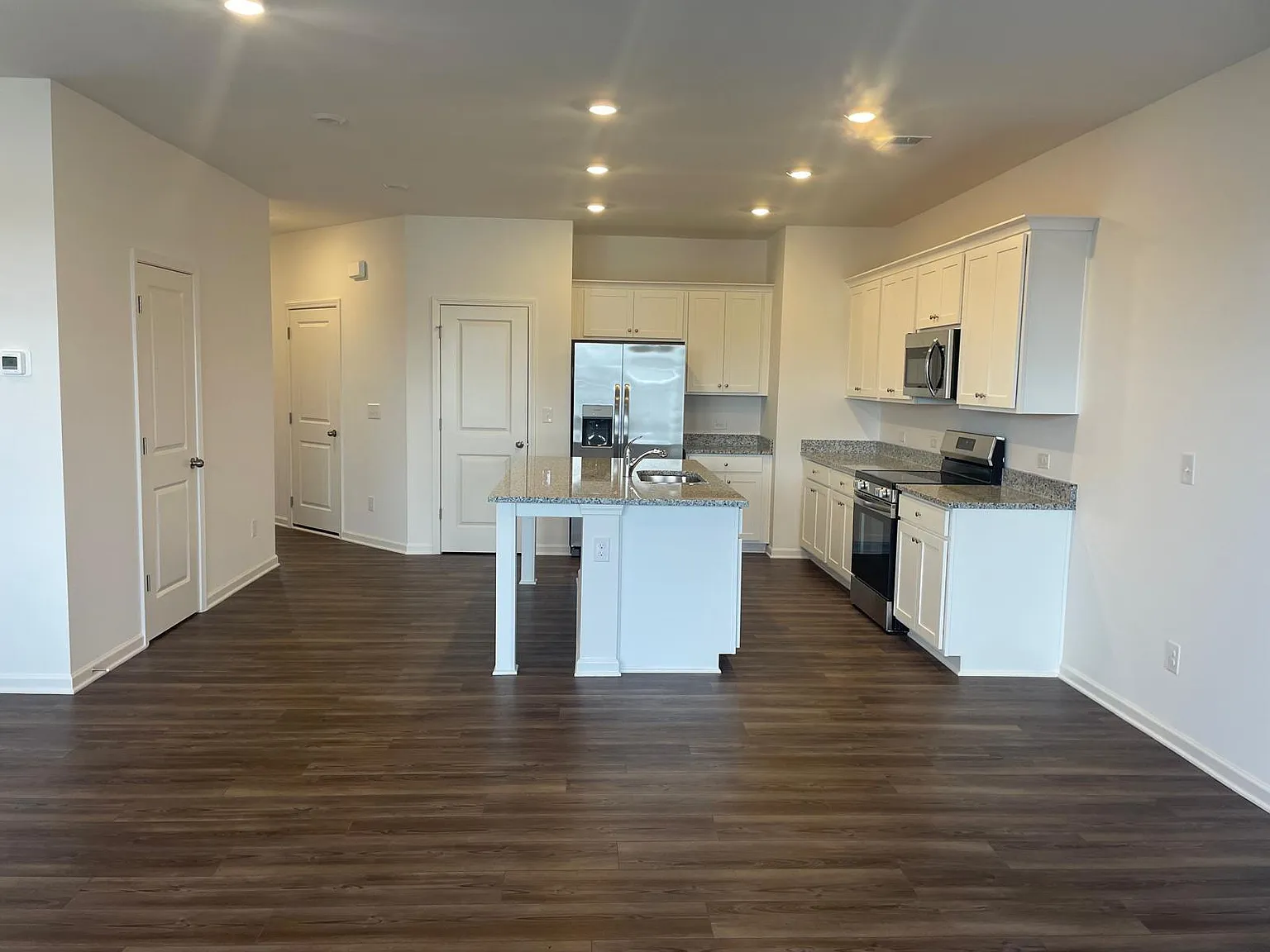 3 bed, 2.5 bath, 1850 sqft, $1,900 — Photo 4