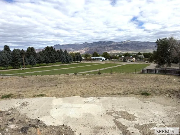 821 S 7th St, Challis, ID 83226