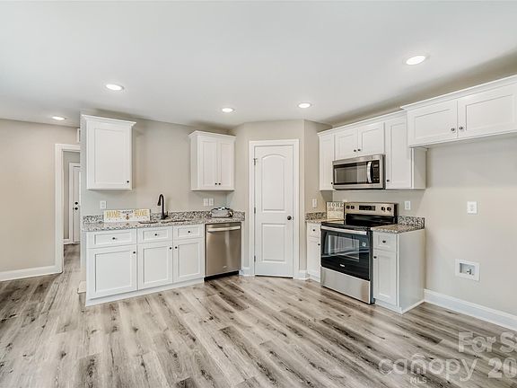 5th image of 602 Bethpage Rd