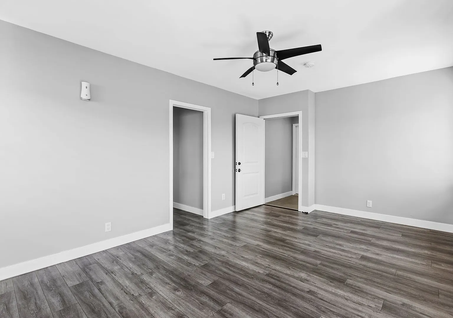 Beautiful 1BR 1BA Unit with Attached 1-Car Garage Located Near USC — Photo 4
