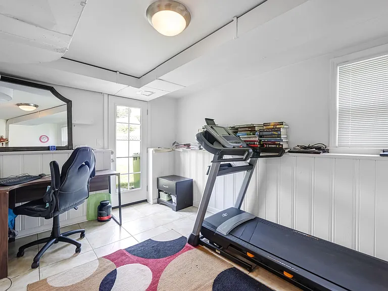 122 Village Cir W — Photo 11