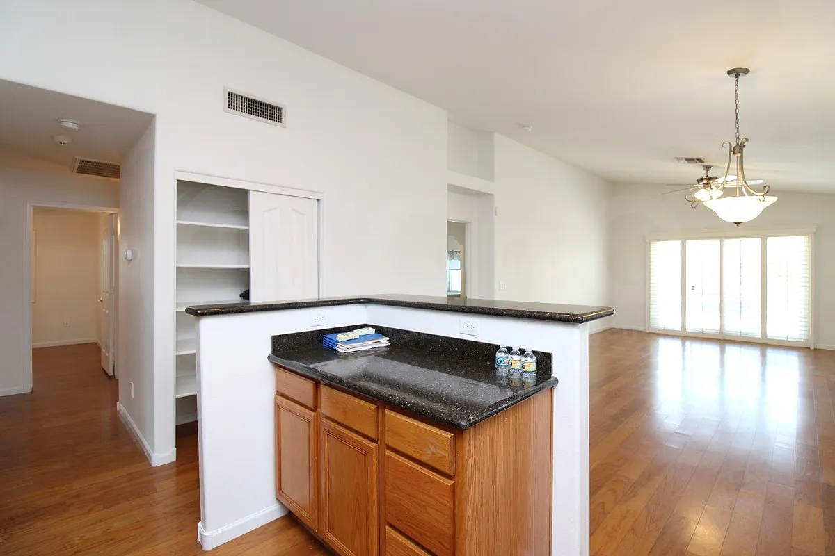 3 bed, 2.0 bath, 1679 sqft, $2,500 — Photo 3