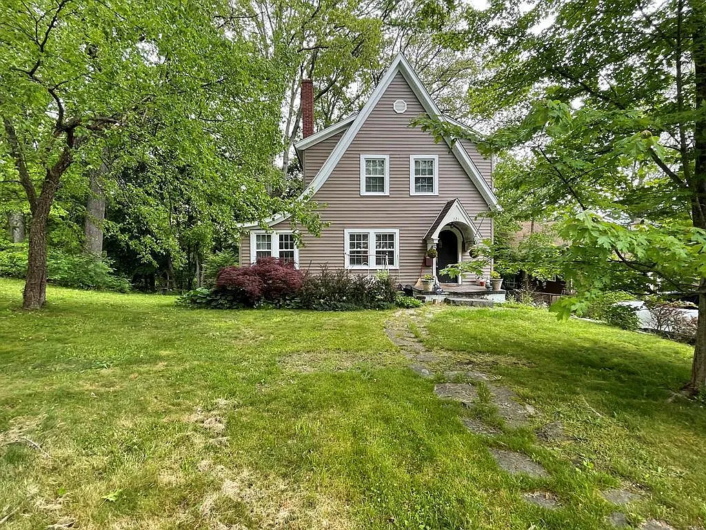 221 Granville Ave photo 1
