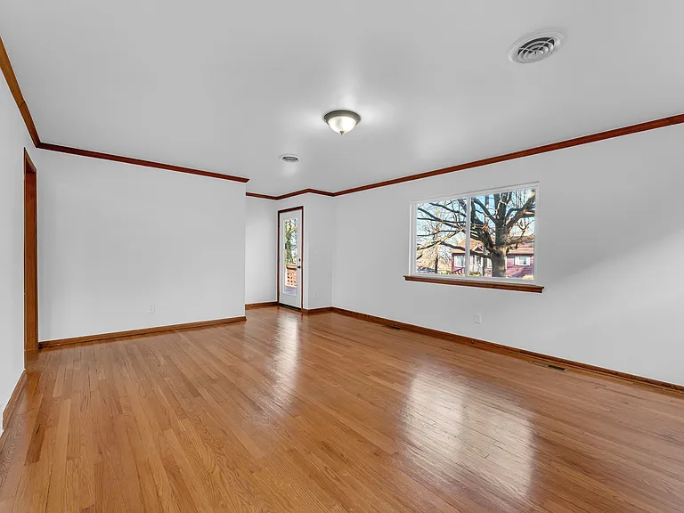 515 W Holly St — Photo 4
