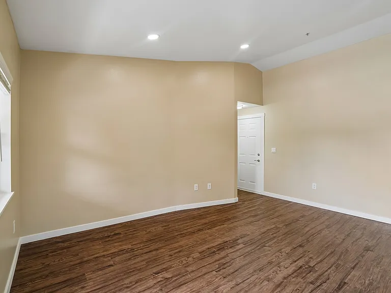 Sunset Highlands Apartments — Photo 28