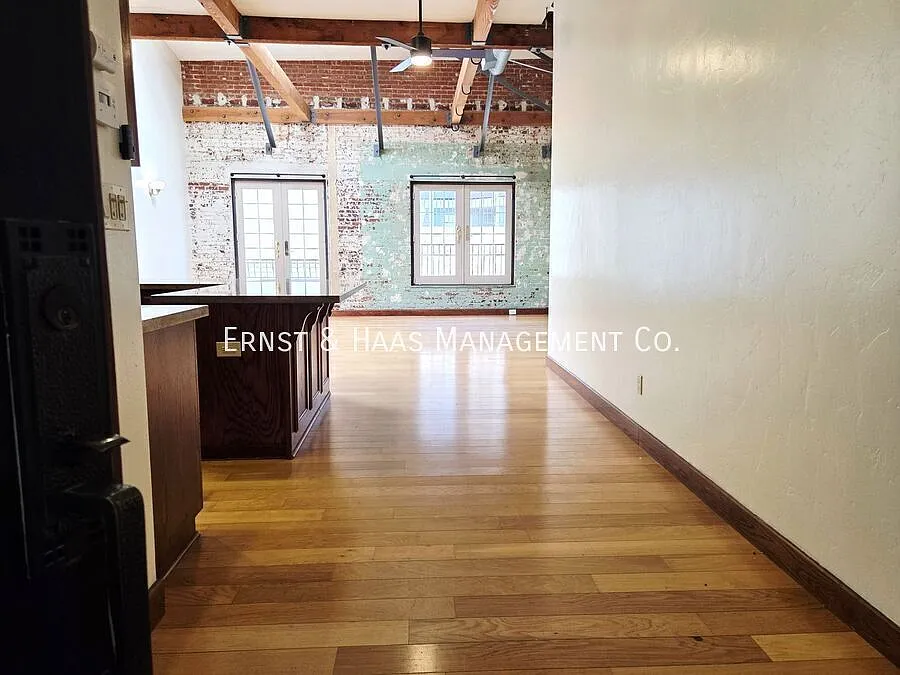 Building Photo - 800 S Pacific Ave #208