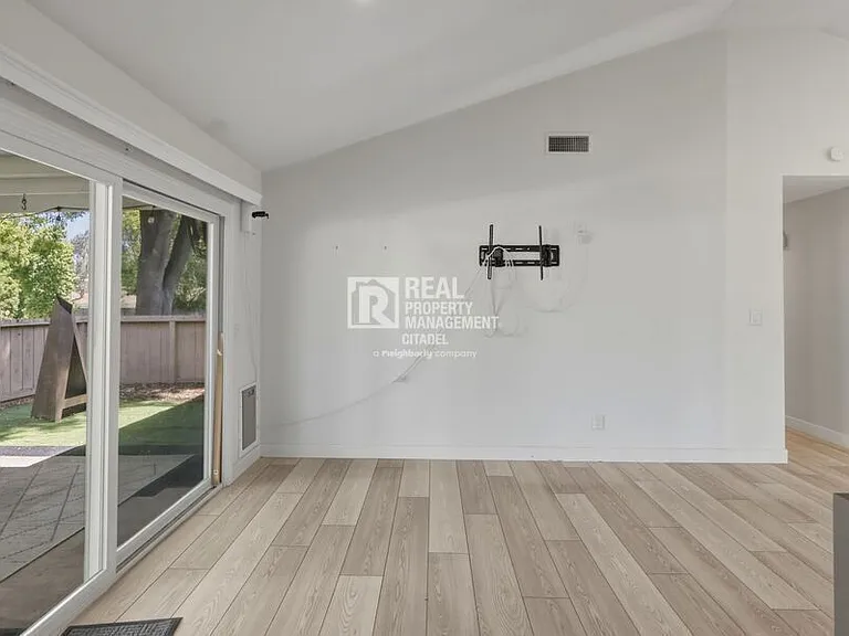 1027 E Palm Ave — Photo 22
