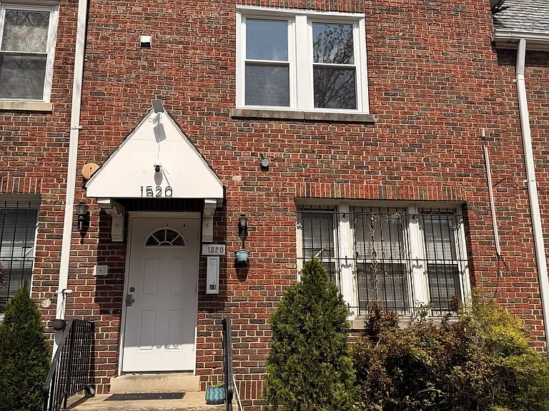 1504 Isherwood St NE — Photo 2