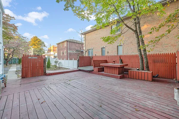 Sold by RE MAX Team | media 27