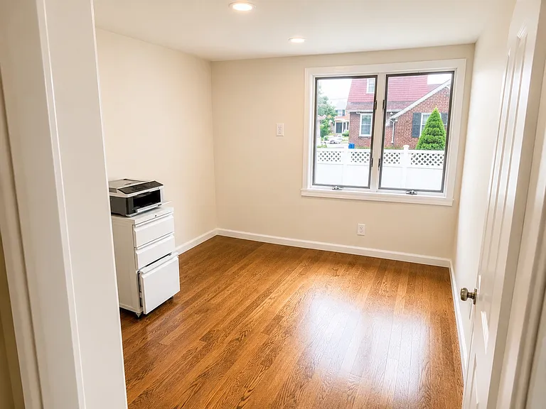 Extra office room with walk-in closet