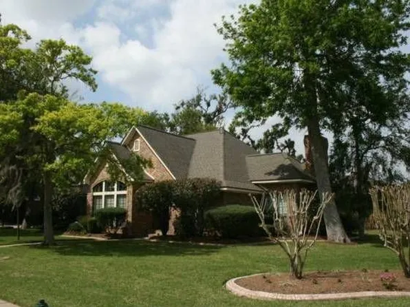 52 S Calla Lily Ct, Lake Jackson, TX 77566